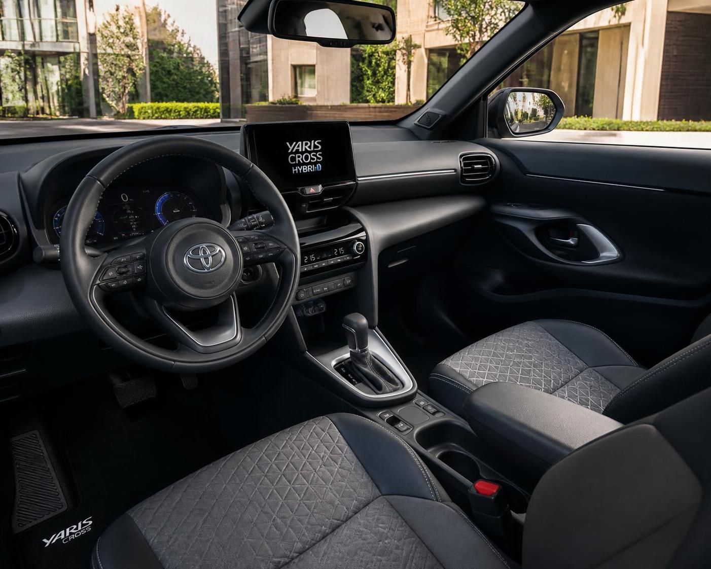 découvrez tout ce qu'il faut savoir sur la yaris cross hybride, le nouveau suv compact écologique alliant performance, design moderne et respect de l'environnement.
